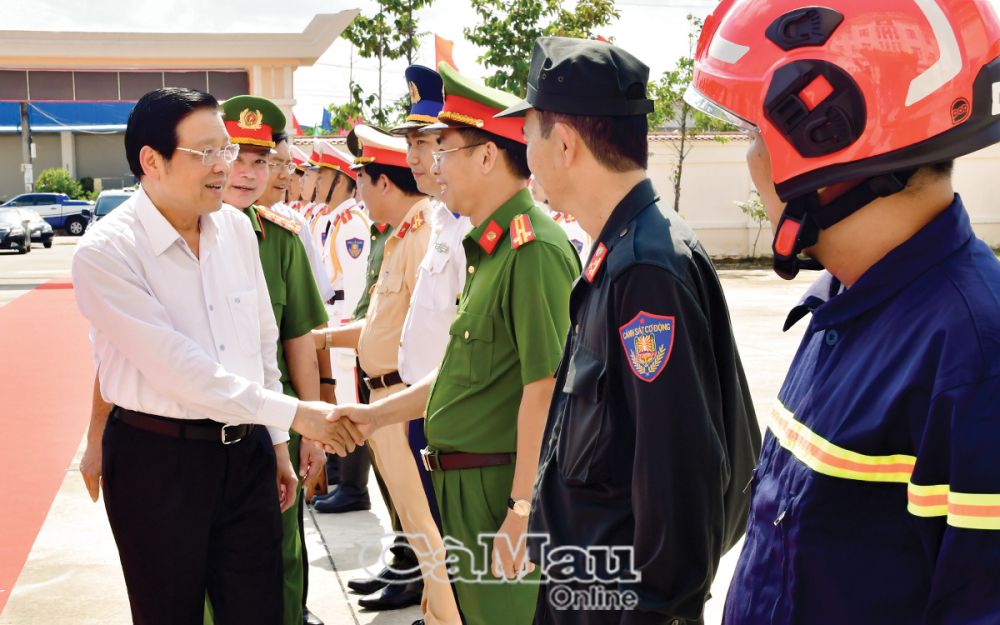 Ngày 19/1, đồng chí Phan Ðình Trạc, Uỷ viên Bộ Chính trị, Bí thư Trung ương Ðảng, Trưởng ban Nội chính Trung ương về thăm, làm việc và tặng quà xuân cho các đơn vị, người dân trên địa bàn. (Trong ảnh: Ðồng chí Phan Ðình Trạc đến thăm Công an tỉnh Cà Mau). Ảnh: T.MINH