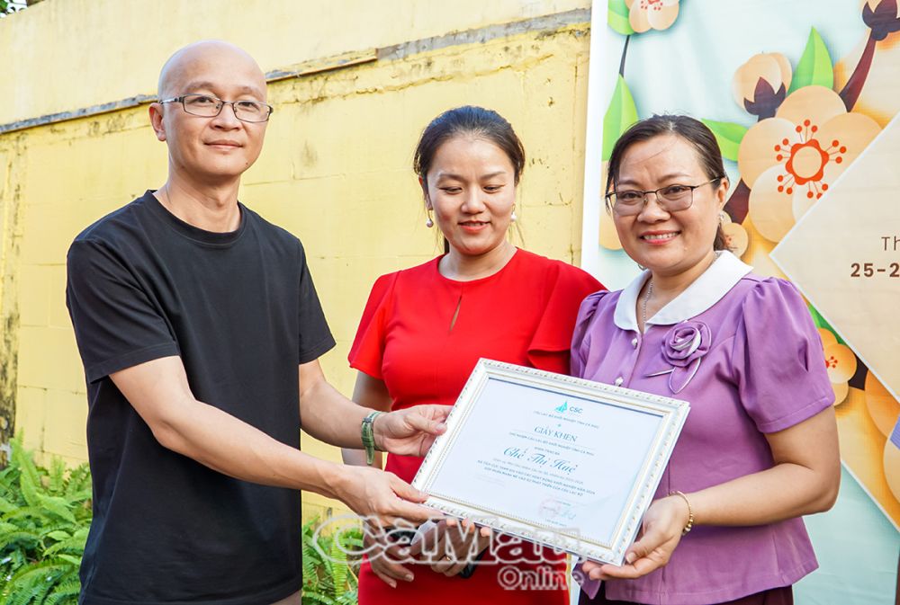 Ông Triệu Thanh Tuấn, Phó giám đốc iPEC Cà Mau trao giấy khen cho thành viên có nhiều đóng góp vào hoạt động của CLB Khởi nghiệp tỉnh Cà Mau năm 2024.