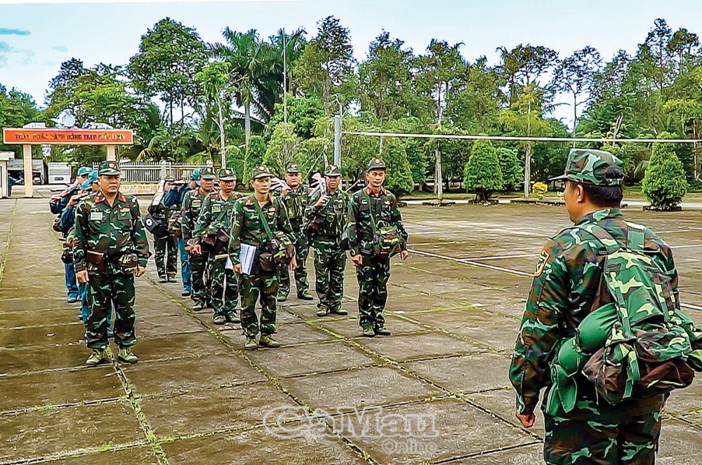 Ban Chỉ huy Quân sự TP Cà Mau cơ động trong mọi tình huống diễn tập.                                               Ảnh: NHẬT MINH