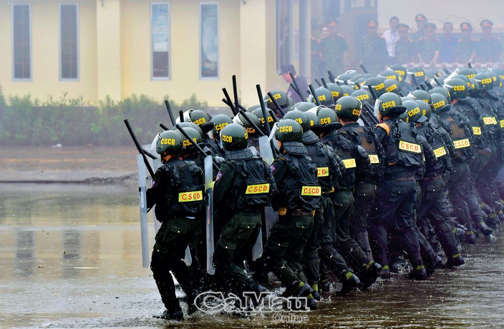 Lực lượng công an tham gia thực binh KVPT tỉnh Cà Mau năm 2024 với tình huống giả định chống bạo loạn. Ảnh: THANH MINH