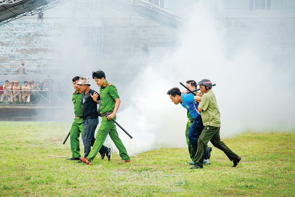 Diễn tập KVPT nhằm đối phó kịp thời, hiệu quả với những tình huống đe doạ trong thời bình lẫn thời chiến. Ảnh: NHẬT MINH