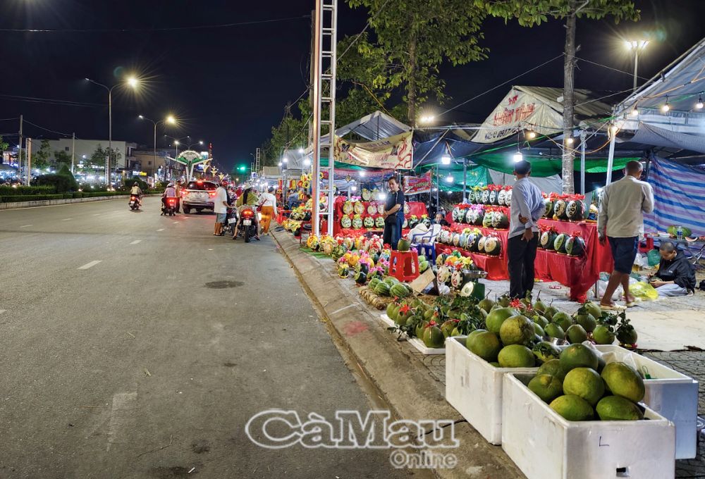 Dãy bán trái cây chưng Tết khá vắng người đến mua.