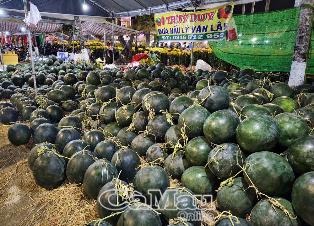 Lượng hàng dưa hấu còn tại các quầy còn khá lớn vì sức mua không mạnh so với mọi năm.