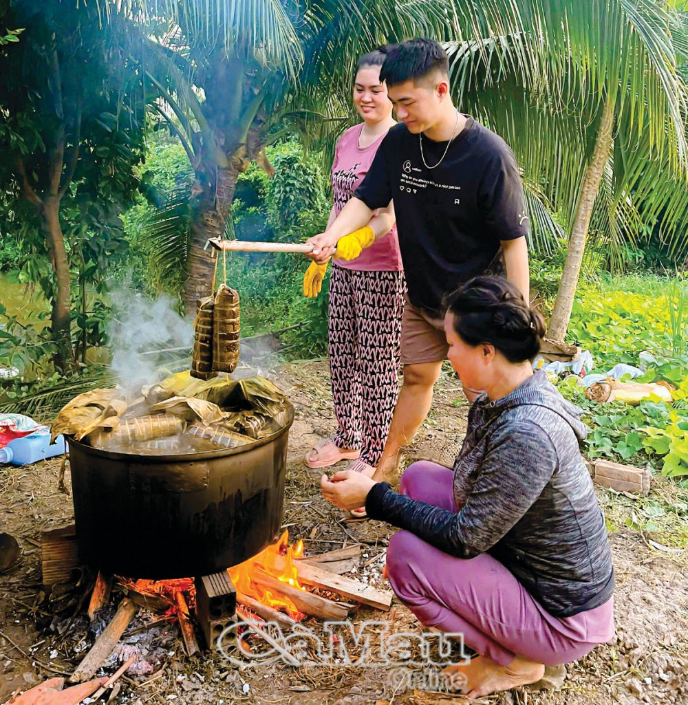 Gói bánh tét ngày Tết là nét đẹp truyền thống được nhiều gia đình gìn giữ, lưu truyền.