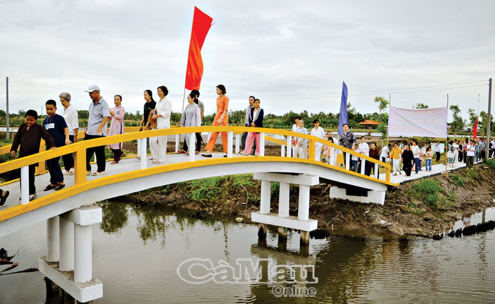 Cầu Nhật Quang nối liền hai bờ Kênh Chùa, ấp Tân Ánh, xã Phú Hưng, được đưa vào sử dụng, góp phần thúc đẩy kinh tế - xã hội địa phương phát triển.