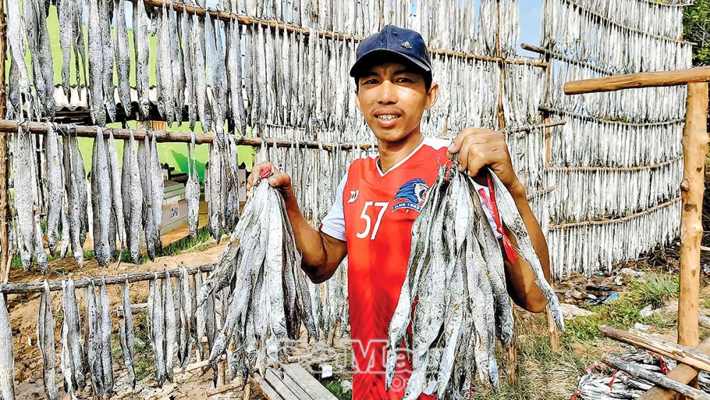 Làng khô cá hố thị trấn Rạch Gốc vào Tết. Ảnh: C.H