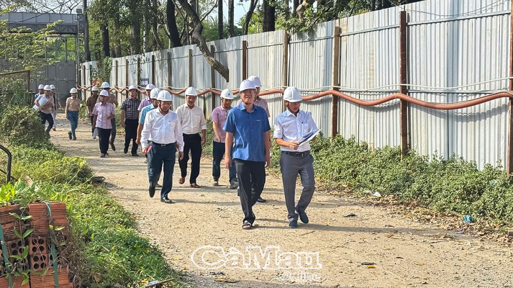 Bí thư Tỉnh uỷ Nguyễn Hồ Hải cùng Phó bí thư Thường trực Tỉnh uỷ Nguyễn Đức Hiển kiểm tra thực tế tiến độ công trình Dự án đầu tư xây dựng Trụ sở làm việc của Tỉnh uỷ Cà Mau. 