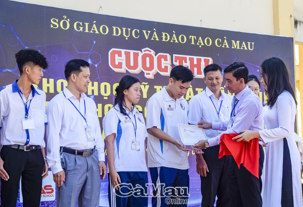 Tiến sĩ Lê Hoàng Dự trao giải Nhất cho các dự án tham gia tại Cuộc thi KHKT tỉnh Cà Mau, năm học 2024-2025, được tổ chức tại Trường THPT Chuyên Phan Ngọc Hiển, vào ngày 17/1/2025.