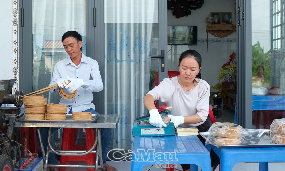 Công đoạn làm bánh đơn giản nên chỉ cần 2 người là đủ. (Trong ảnh: Anh Tấn phụ trách kéo bánh và người chị gái sẽ làm công việc đóng gói).