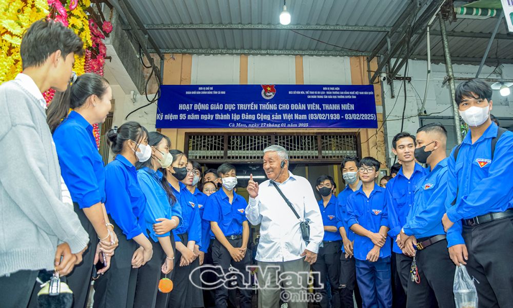 Ðoàn viên Trung tâm Giáo dục thường xuyên tỉnh tìm hiểu về các bậc tiền nhân tham gia hoạt động cách mạng, qua hình ảnh được trưng bày tại Di tích Hồng Anh Thư Quán.