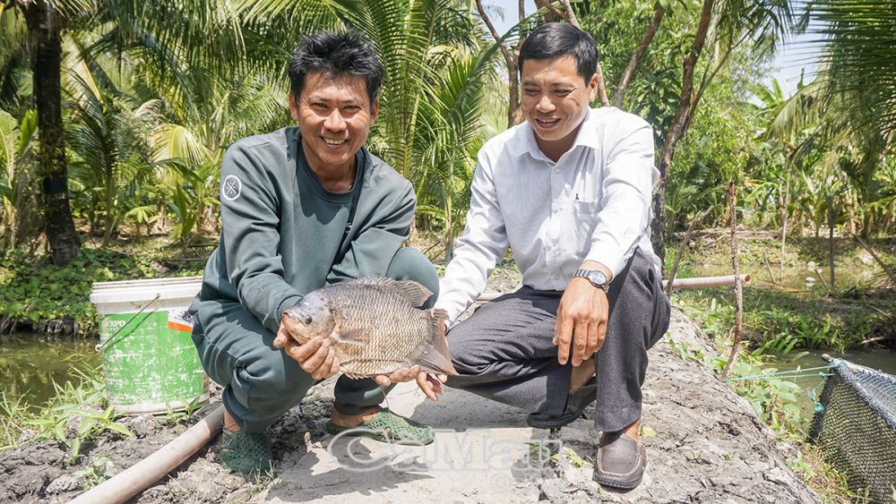 Gia đình anh Quách Văn Sễn, ấp Rau Dừa, phấn đấu lao động sản xuất, góp phần cùng địa phương xây dựng NTM nâng cao.