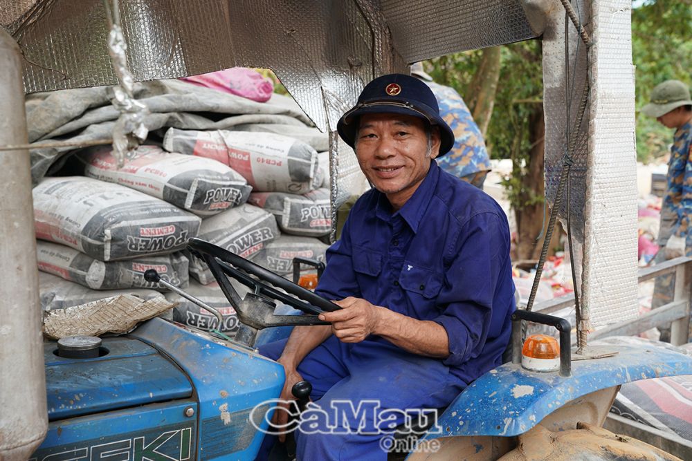 Mặc dù công việc vất vả nhưng công binh Hoàng Anh Tuấn luôn nở nụ cười trên môi.