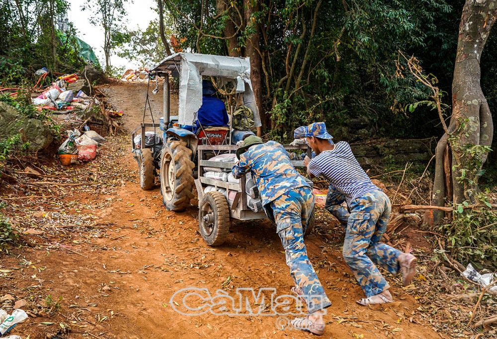 Những chiến sĩ công binh trên đảo Hòn Chuối thường xuyên vận chuyển vật liệu xây dựng công trình trên những triền dốc cao.