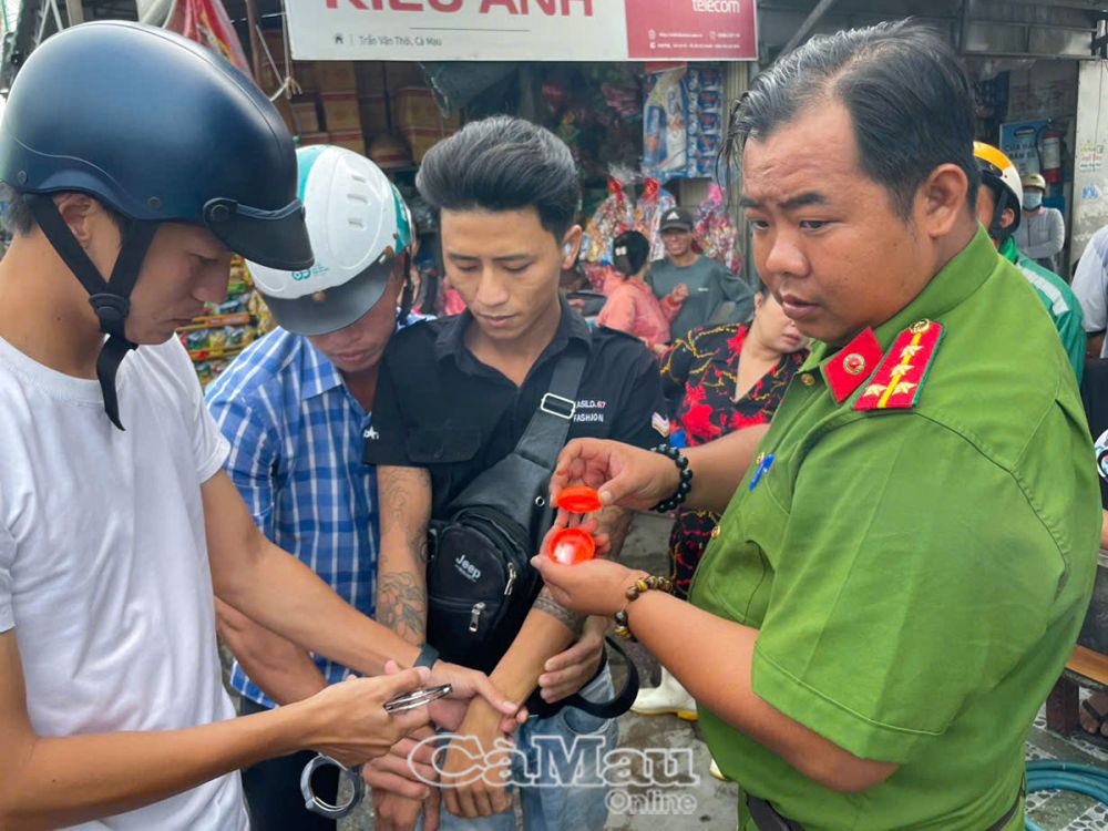 Năm 2024, trong công tác đấu tranh, phòng, chống tội phạm, Công an thị trấn Sông Ðốc đã bắt, chuyển cơ quan cảnh sát điều tra các cấp khởi tố 55 vụ với 77 đối tượng, trong đó, số vụ án về ma tuý 23 vụ, 37 đối tượng, chiếm 41,8% tổng số vụ án đã được khởi tố trong năm.