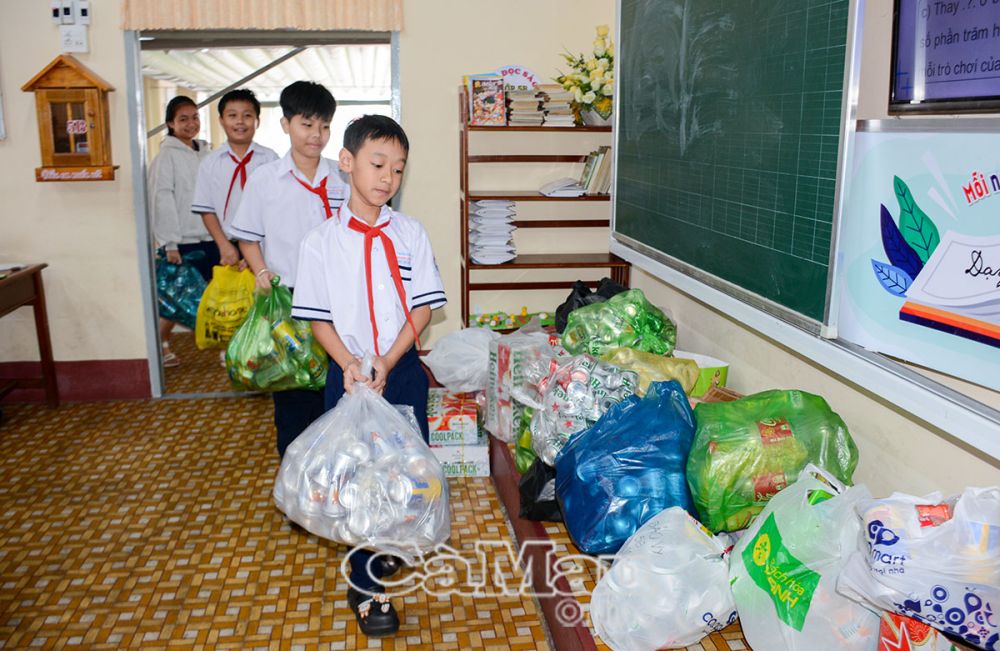 Các em học sinh lớp 1 cũng rất thích thú khi được trao tận tay cô chủ nhiệm ”chiến lợi phẩm” kế hoạch nhỏ của mình.