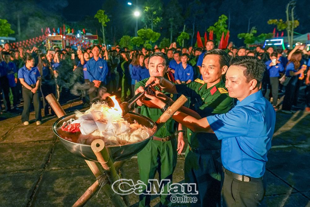 Tân binh và đoàn viên thanh niên TP Cà Mau, U Minh cùng giao lưu bên ngọn lửa trại.