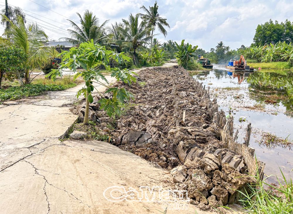 Ðoạn lộ T88 bị sụt lún tại khu vực Ấp 3, xã Khánh Bình Tây Bắc, huyện Trần Văn Thời, đã được gia cố.