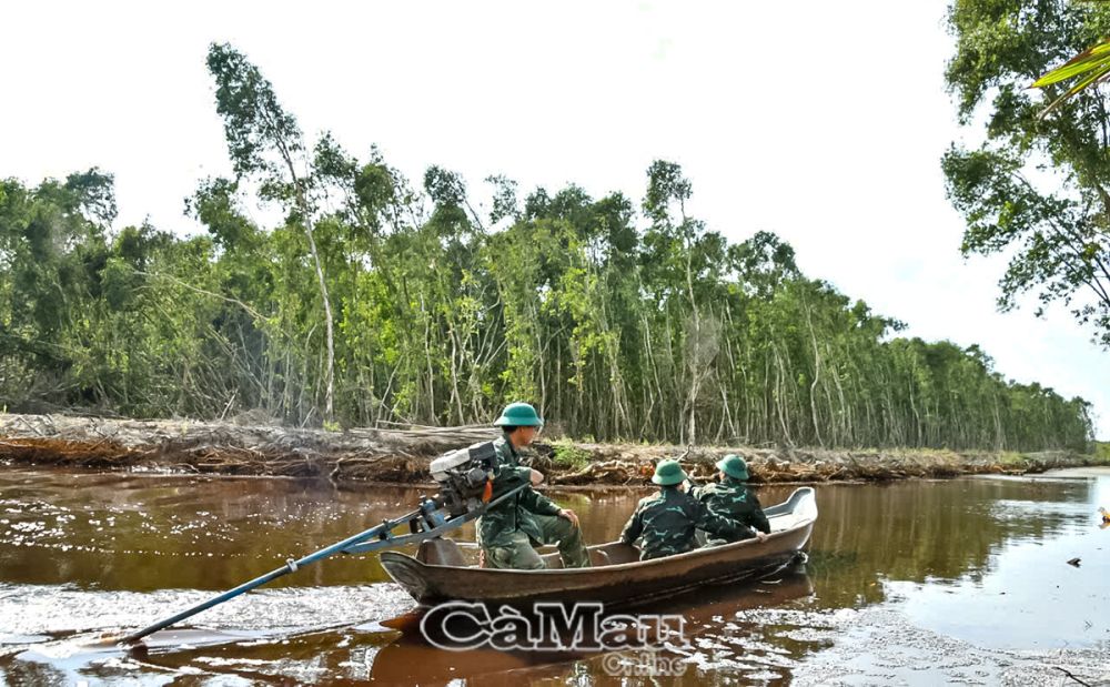 Tuần tra dọc các tuyến kênh giữa lõi rừng tràm ở Tiểu đoàn 8.