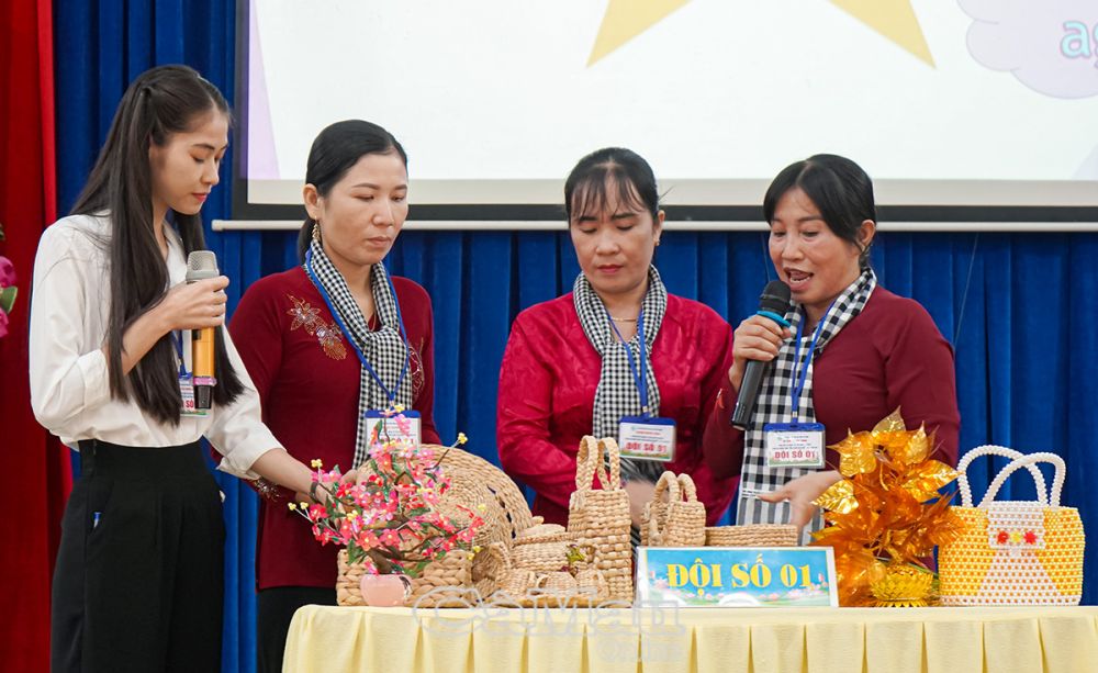 Thông qua sự kiện, các đội không chỉ giới thiệu về chất lượng, quy trình sản xuất mà còn trình bày các chiến lược tiếp thị, mở rộng thị trường. Ðiều này giúp hội viên phụ nữ nâng cao kỹ năng giao tiếp, tiếp cận khách hàng và xây dựng thương hiệu để quảng bá sản phẩm.