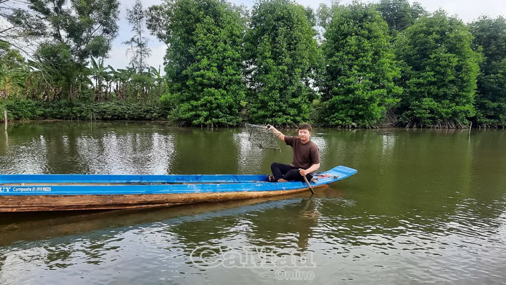 Thanh niên Ngô Minh Đức phụ giúp công việc gia đình trước khi lên đường bảo vệ Tổ quốc.