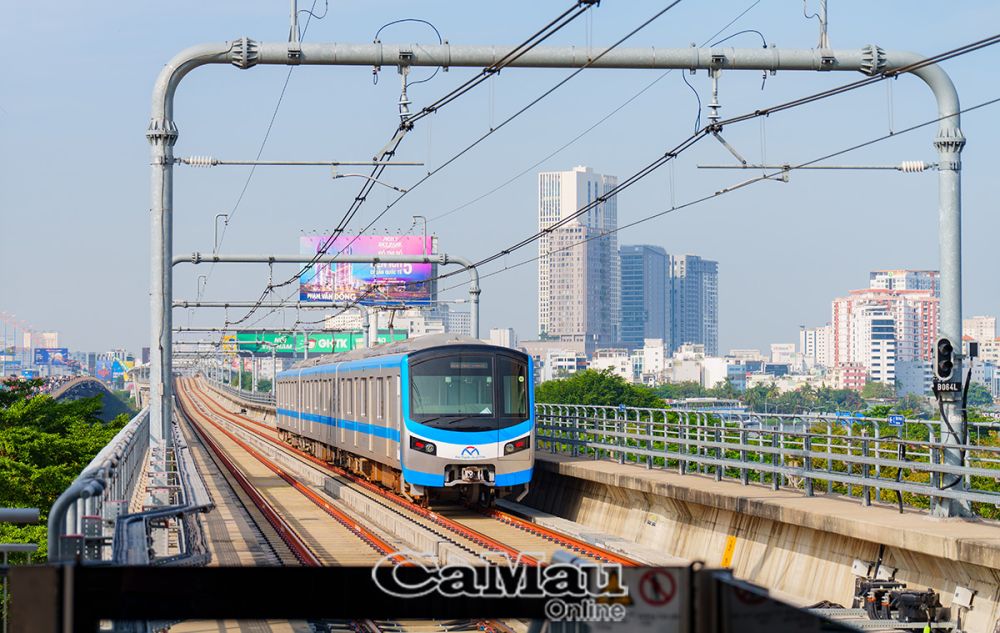 Tàu điện có 6 toa, mỗi toa dài 21 m, rộng 3 m, cao gần 4 m, được sản xuất tại Nhật Bản. Vỏ tàu làm bằng hợp kim nhôm, tông màu xanh da trời và trắng, tạo nên diện mạo trẻ trung, hiện đại, phù hợp với điều kiện môi trường tại Việt Nam.