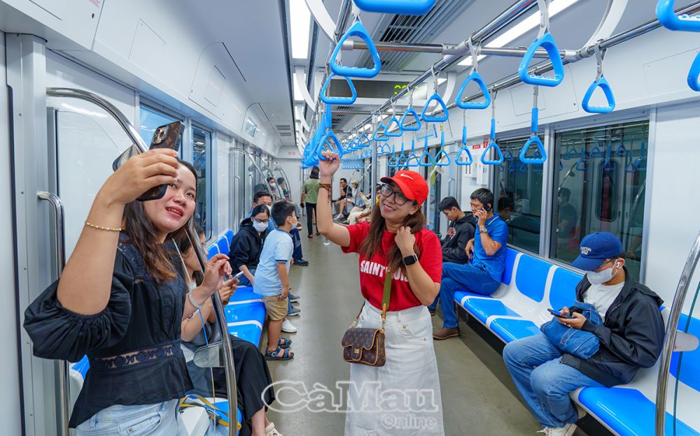 Nội thất bên trong tàu điện Metro số 1 hiện đại, điều hoà mát mẻ và không gian thoải mái, các ô cửa lớn, thuận tiện cho khách ngắm cảnh.