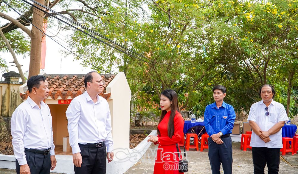 Bí thư Tỉnh uỷ Nguyễn Hồ Hải (thứ hai từ trái sang) và Uỷ viên Ban Thường vụ, Trưởng ban Tuyên giáo và Dân vận Tỉnh uỷ Hồ Trung Việt (bìa trái) nghe thuyết trình về Di tích Ðình Tân Hưng, nơi gắn với sự kiện lá cờ của Ðảng tung bay trên mảnh đất Cà Mau năm 1930.