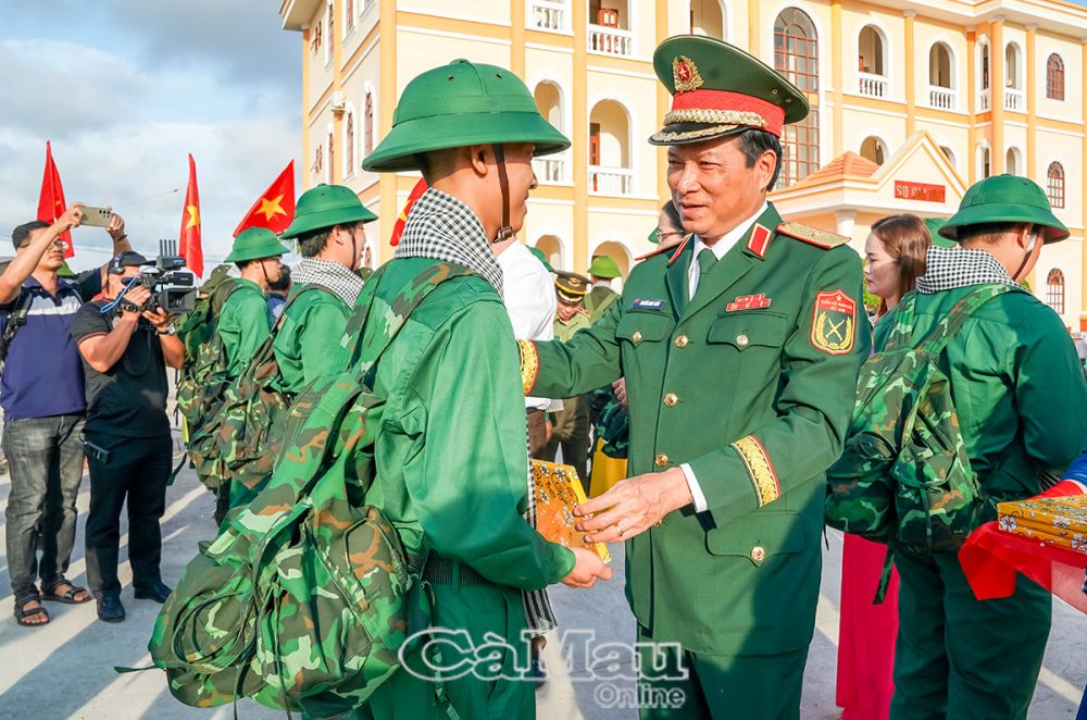 Thiếu tướng Nguyễn Minh Triều - Ủy viên Ban Thường vụ Đảng ủy Quân khu, Phó Tư lệnh Quân khu 9 tặng qua động viên tinh thần cho các tân binh