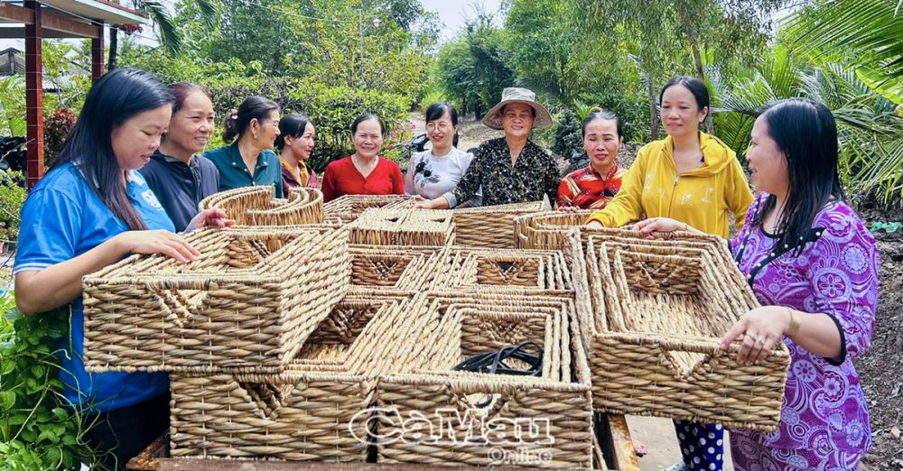 Sản phẩm lục bình gia công hoàn thành, sẽ được nhân viên đại lý đến nhận.