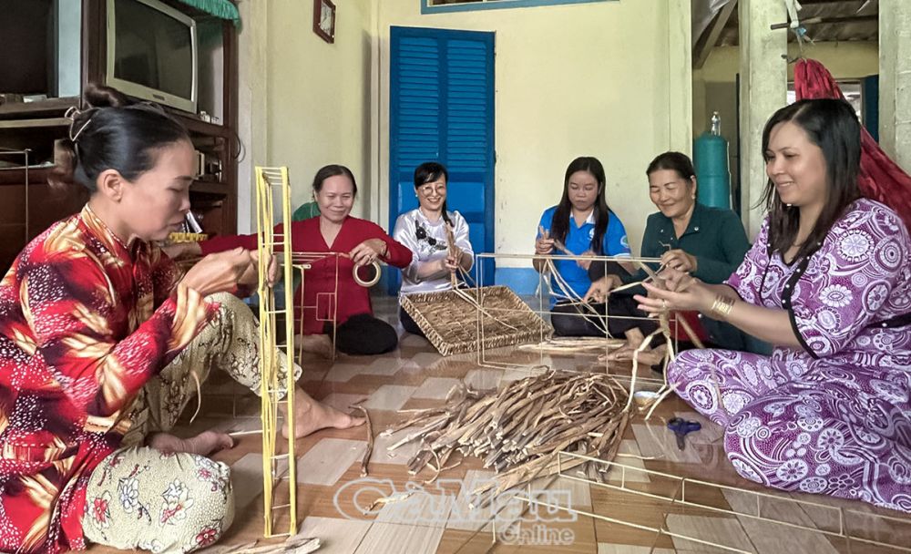 Thành viên trong tổ nhận nguyên liệu lục bình để đan gia công; Thành viên trong tổ tập trung đan lục bình vừa trao đổi, gặp gỡ, giao lưu, học hỏi lẫn nhau trong công việc và giáo dục con cháu trong gia đình.