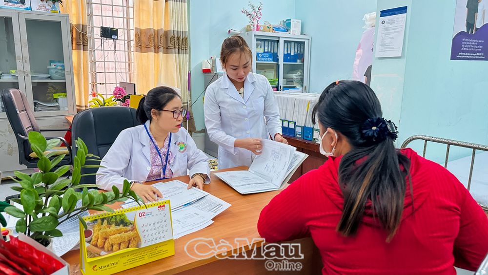 Bác sĩ phòng khám PrEP (Trung tâm Kiểm soát bệnh tật tỉnh) tư vấn, khám sàng lọc cho khách hàng tham gia điều trị PrEP.