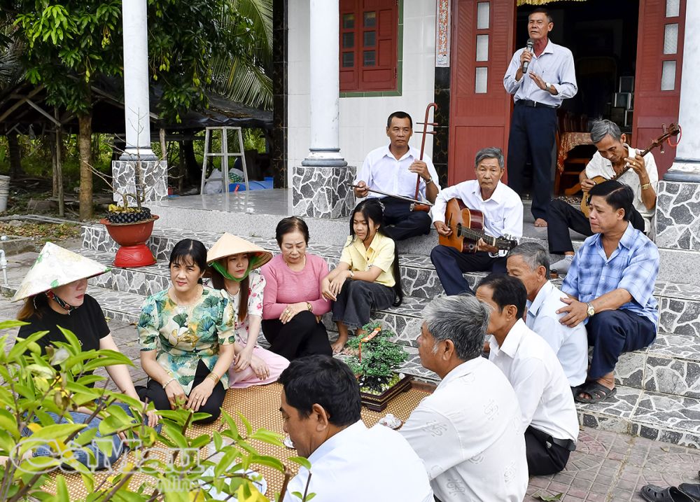 CLB ÐCTT ấp Ngã Bát, xã Trần Phán, huyện Ðầm Dơi, duy trì sinh hoạt hằng tháng, mang tiếng đờn, lời ca làm đẹp miền quê, thắt chặt tình làng nghĩa xóm.