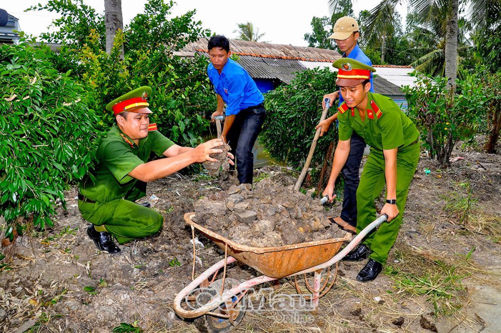 Tuổi trẻ Công an tỉnh Cà Mau về nguồn giúp dân ở xã Tân Phú, huyện Thới Bình.