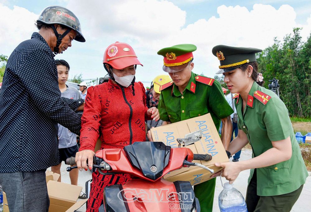 Cán bộ, chiến sĩ Công an tỉnh hỗ trợ nước uống, nước sinh hoạt cho người dân tại xã Khánh Bình Ðông, huyện Trần Văn Thời.