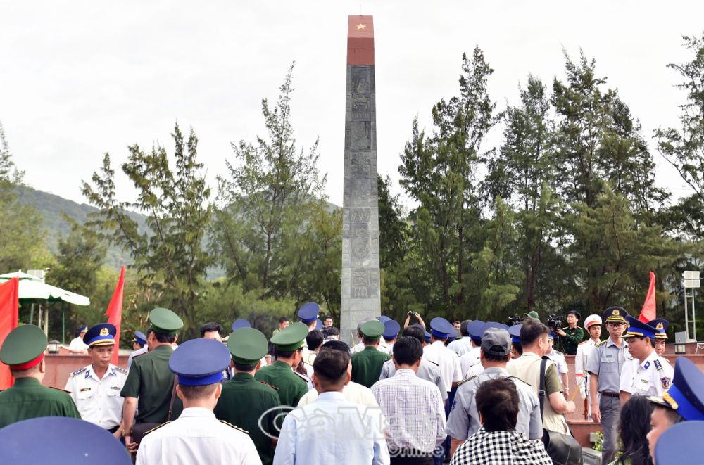 Nghĩa trang Liệt sĩ Hàng Dương tại huyện đảo Côn Ðảo (tỉnh Bà Rịa - Vũng Tàu) là nơi yên nghỉ của hàng ngàn chiến sĩ cách mạng kiên trung và những người yêu nước đã hy sinh vì độc lập, tự do của Tổ quốc, vì hạnh phúc của Nhân dân. Trong hải trình phía Nam, đây là địa điểm linh thiêng để các đoàn đến viếng hương hồn các thế hệ cha anh đã ngã xuống.