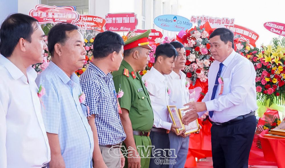 6: Phó bí thư Huyện uỷ, Chủ tịch UBND huyện Cái Nước Nguyễn Quốc Tuấn trao giấy khen của UBND huyện Cái Nước cho 4 tập thể và 8 cá nhân có thành tích trong xây dựng xã Thạnh Phú đạt chuẩn NTM nâng cao.