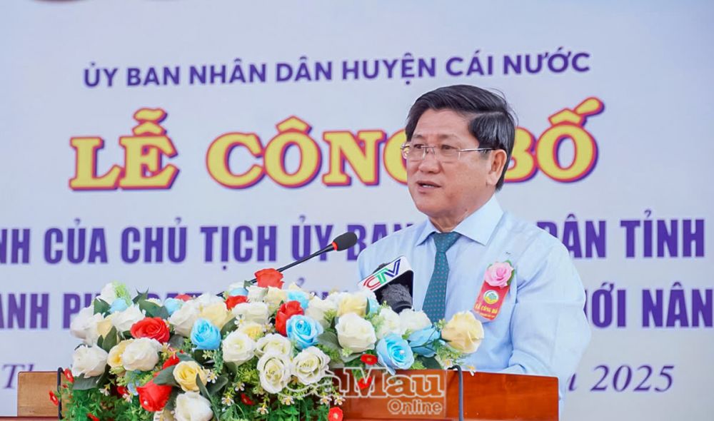 3: Phó chủ tịch UBND tỉnh Lê Văn Sử biểu dương và chúc mừng những thành tích mà toàn Đảng bộ, chính quyền và Nhân dân xã Thạnh Phú và huyện Cái Nước nỗ lực đạt được trong thời gian qua.