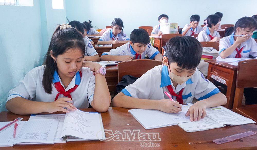 Thông tư 29 quy định rõ ràng, cụ thể về dạy thêm, tạo niềm tin cho phụ huynh, học sinh. (Ảnh chụp tại Trường THCS Lợi An, huyện Trần Văn Thời).