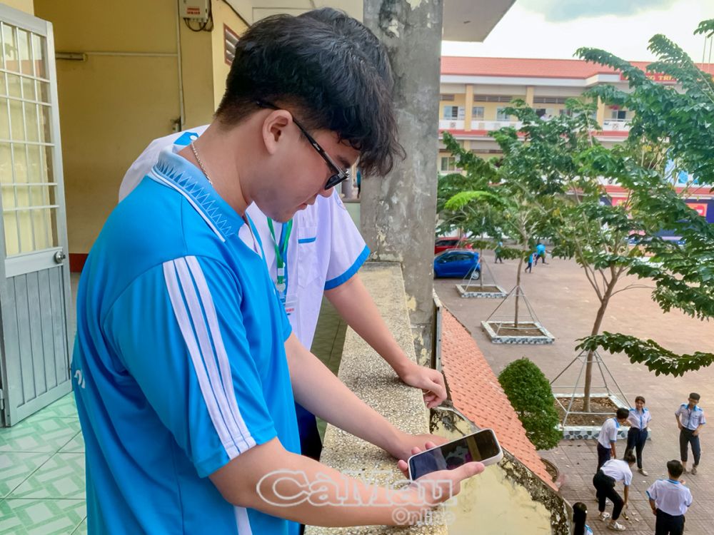 Tranh thủ giờ ra chơi, các em học sinh cập nhật kiến thức qua video ngắn trên TikTok và YouTube Shorts - cách học nhanh, tiện lợi và sinh động.