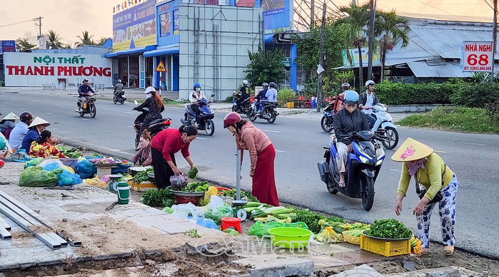 Chợ tự phát cống Kinh Mới (Phường 9) trên Quốc lộ 63 vẫn tái diễn tình trạng lộn xộn.