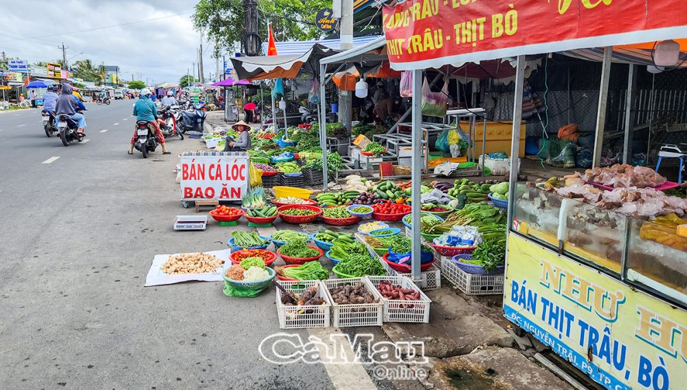 Chợ tự phát trên Quốc lộ 1, đoạn từ cống Bà Ðiều đến cầu Lương Thế Trân vẫn tồn tại, nguy cơ mất an toàn giao thông.