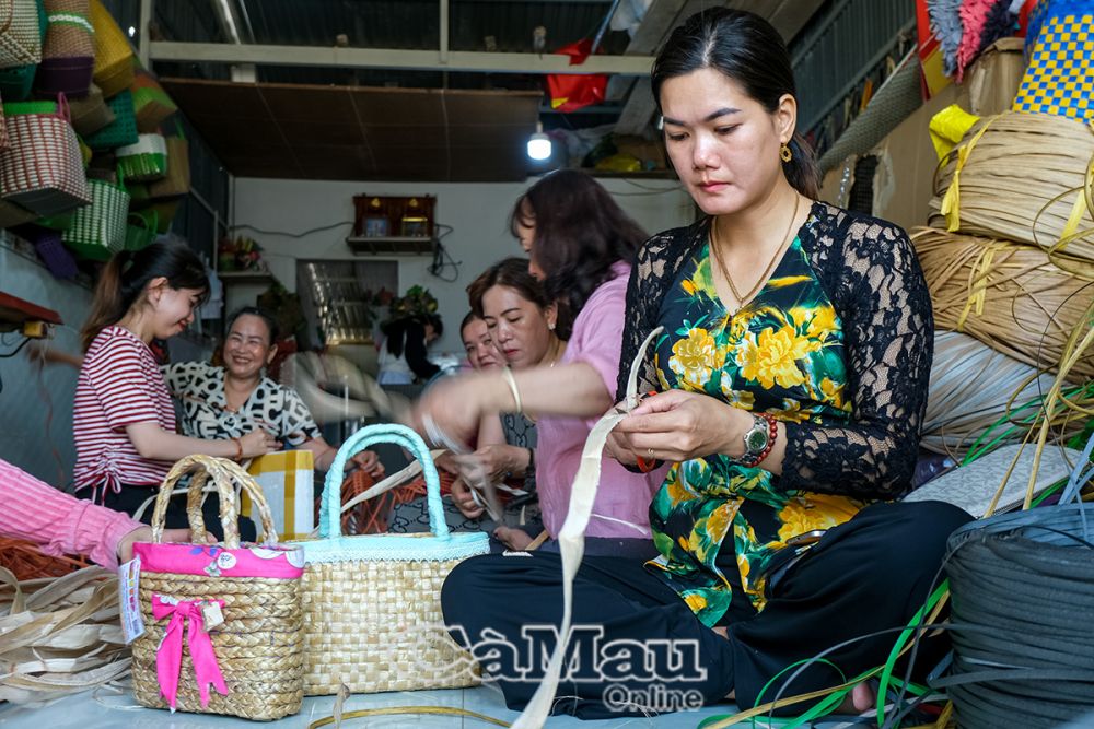 Những thứ tưởng chừng như bỏ đi nhưng lại là nguồn nguyên liệu xanh tạo ra giá trị kinh tế, như các sản phẩm giỏ xách từ dây chuối. (Trong ảnh là các sản phẩm giỏ xách dây chuối tại cơ sở Mỹ Phượng, thuộc xã Trần Thới, huyện Cái Nước).