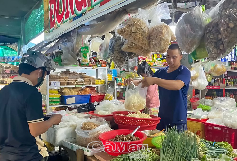 Tận dụng tốt nguồn vốn vay, tiểu thương không chỉ phát triển cửa hàng mà còn nâng cao chất lượng phục vụ khách hàng.