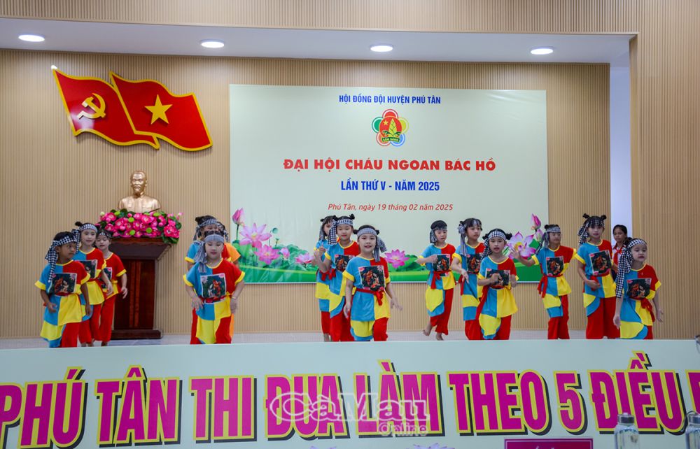 2/ Tiết mục múa Mashup “Bắc Kim thang – Bài ca tôm cá” do các em thiếu nhi đến từ Liên đội Trường Tiểu học Cái Đôi Vàm 2 biểu diễn.