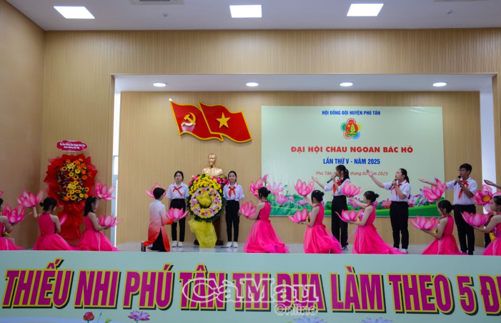 Các em thiếu nhi dâng hoa lên Bác Hồ kính yêu.