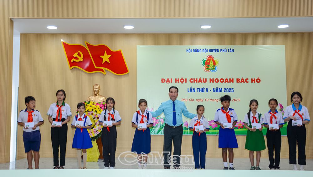  7/ Ông Trương Hoàng Khải, Phó chủ tịch UBND huyện Phú Tân, trao 10 suất học bổng cho đội viên, học sinh vượt khó.