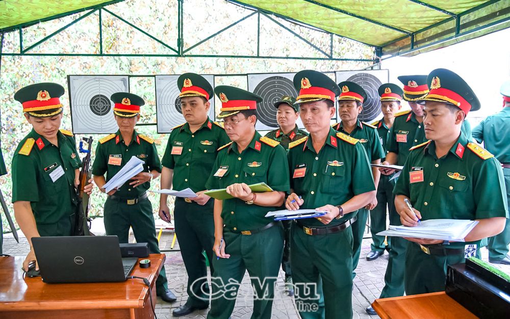 Ban giám khảo chấm thi mô hình học cụ của các cơ quan, đơn vị.