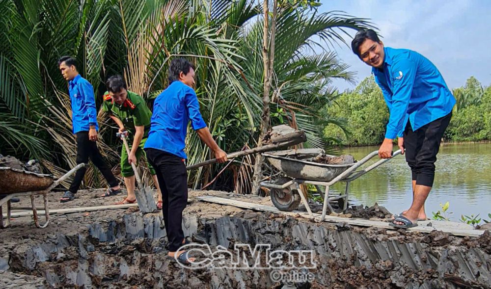 Ðoàn thể xã đóng góp ngày công giúp các hộ khó khăn trong các khâu như: đắp nền nhà, vận chuyển vật liệu, tháo dỡ nhà cũ...