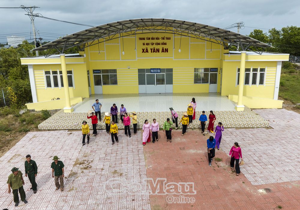 Công trình Trung tâm Văn hoá, Thể thao và Học tập cộng đồng vừa xây dựng hoàn thành, đáp ứng nhu cầu sinh hoạt, vui chơi của người dân.