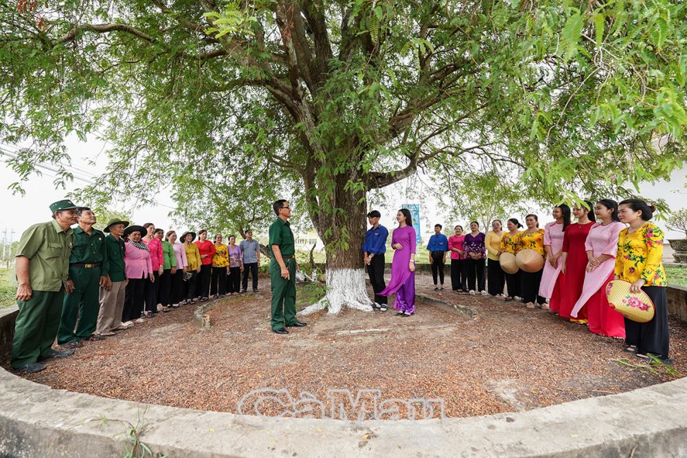 Sinh hoạt văn hoá tại Khu Di tích lịch sử Gốc me truyền thống.